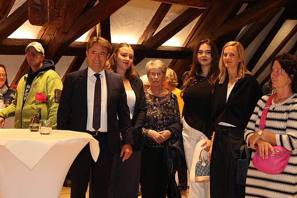 OB Lang mit seiner Familie und seiner Mutter im Ratssaal