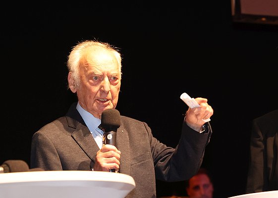 Ein Mann spricht in eine Mikrofon