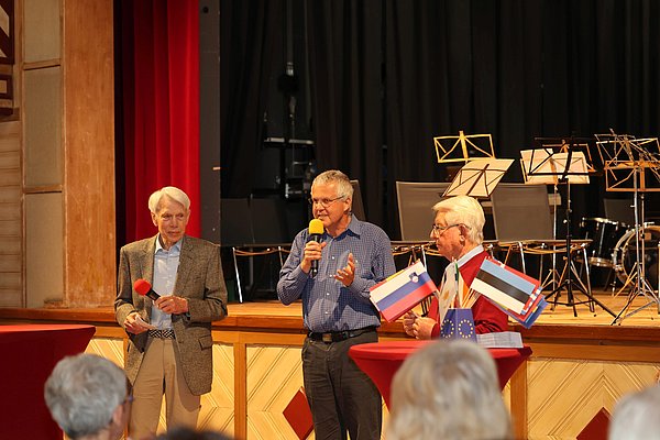 Drei Männer im Gespräch 