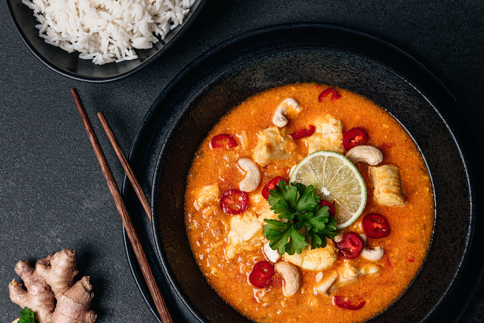 Blick auf einen Suppenteller, darin ein Fischcurry
