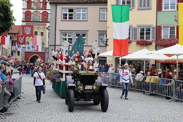 Ein Wangen mit Kindern vom Kinderfesttheater.