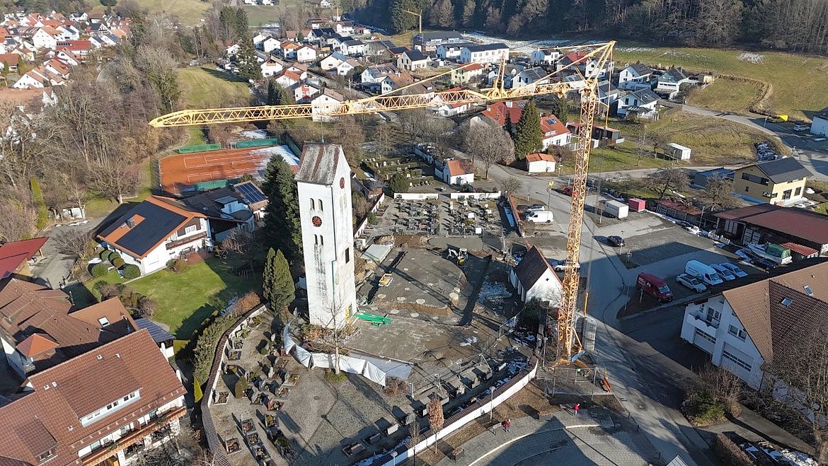 Die Dorfmitte von Schwarzenbach mit dem Kran neben dem Friedhof.
