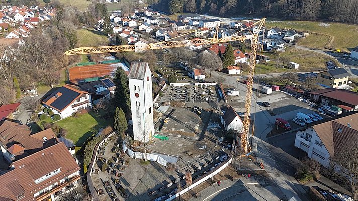 Die Dorfmitte von Schwarzenbach mit dem Kran neben dem Friedhof.