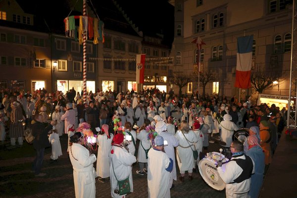 Viele Menschen in weißen Nachthemden