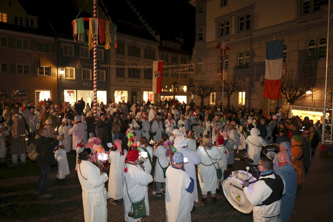 Viele Menschen in weißen Nachthemden