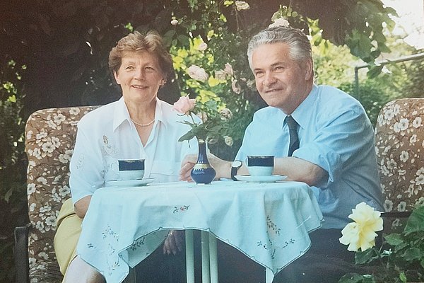 ein Mann und eine Frau am Kaffeetisch 