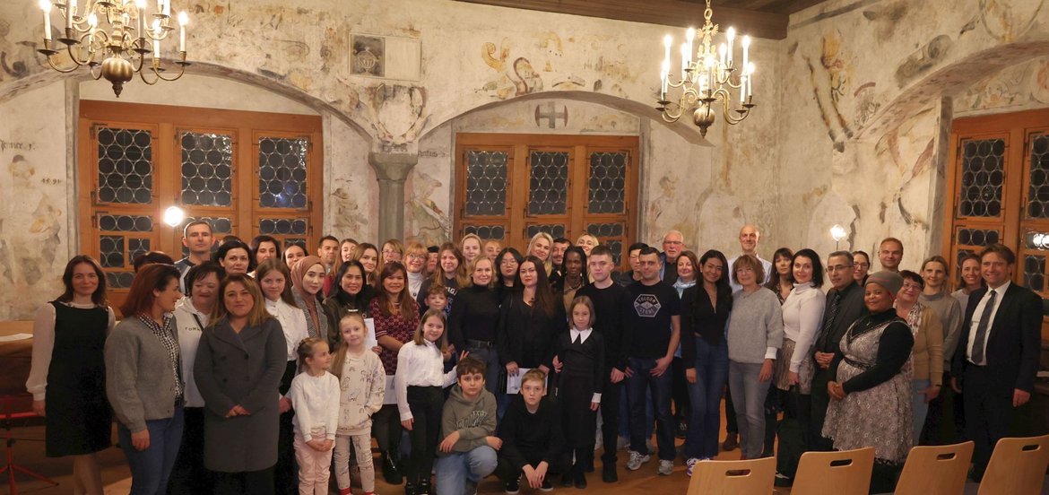 Viele glückliche Menschen 