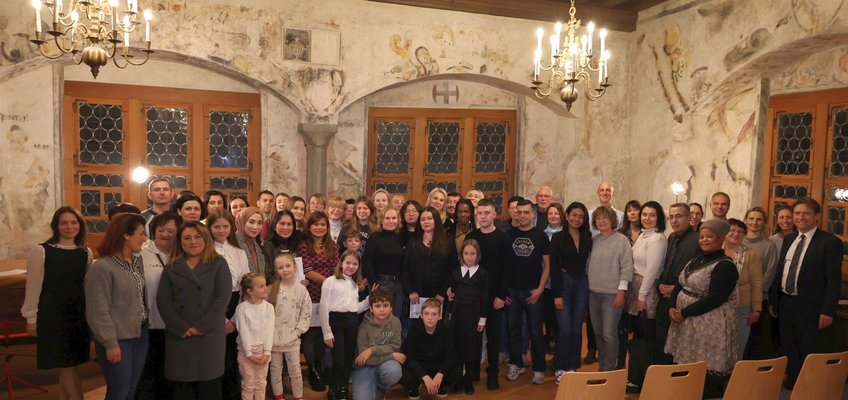 Viele glückliche Menschen 
