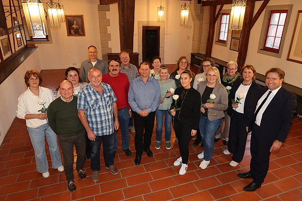 Eine Gruppe Männer und Frauen.