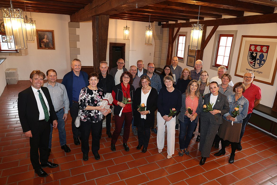 Eine Gruppe Männer und Frauen mit Oberbürgermeister Michael Lang im Rathaus