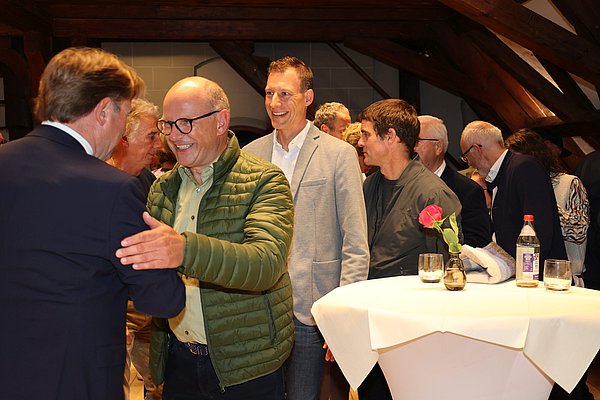 Menschen gratulieren OB Lang.