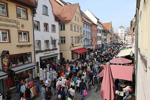 Blick von oben auf die Herrenstraße mit vielen Menschen.