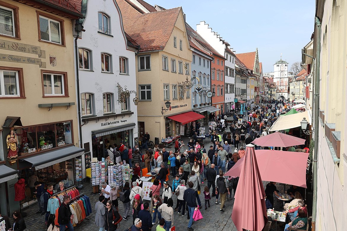 Blick von oben auf die Herrenstraße mit vielen Menschen.