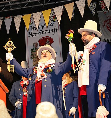 Narrenvater jubelt mit dem Schlüssel in der Hand.