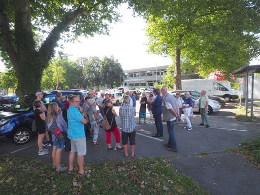 Menschen auf dem Festplatz