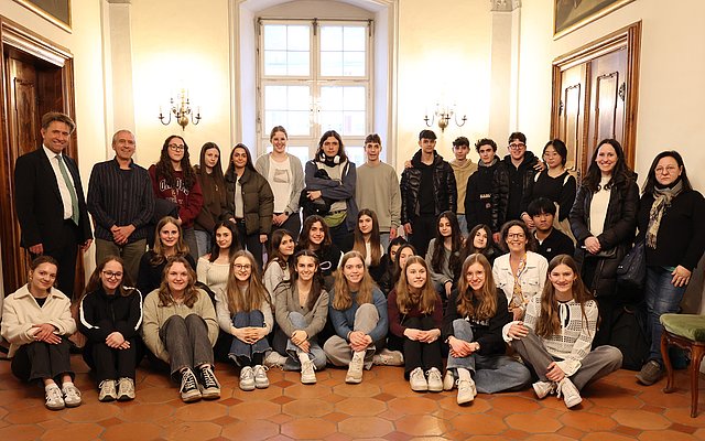 Eine große Schülergruppe mit Oberbürgermeister Michael Lang und Lehrerinnen und Lehrern