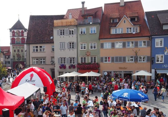 Viele Menschen auf dem Marktplatz
