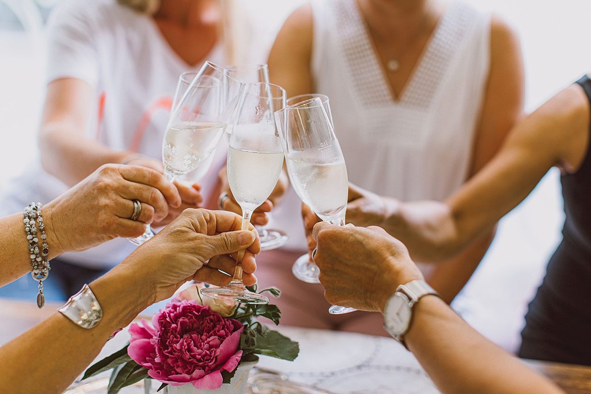 Frauen stoßen mit Sekt an