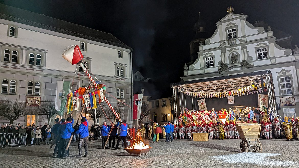 Der Narrenbaum in Schräglage. Er wird vom Bauhof gehalten.