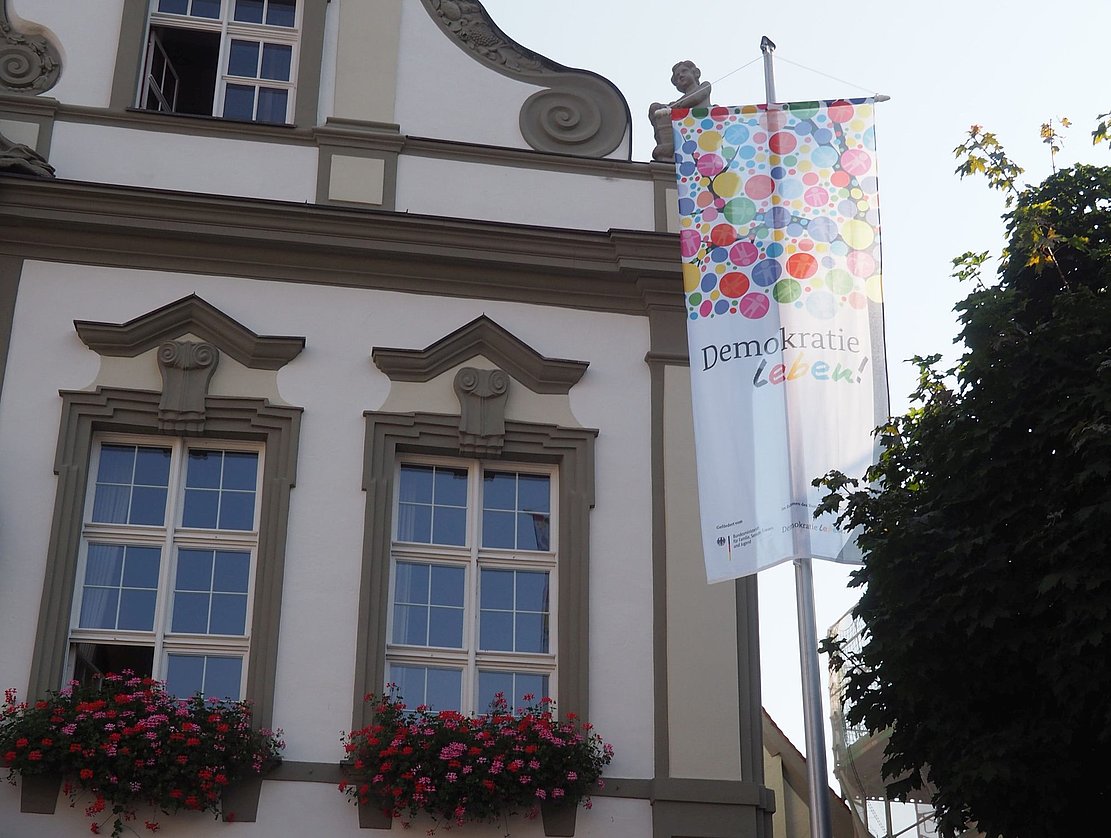 Weiße Flagge mit vielen bunten Punkte
