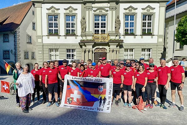 Die Läufergruppe nach der Rückkehr vor dem Wangener Rathaus
