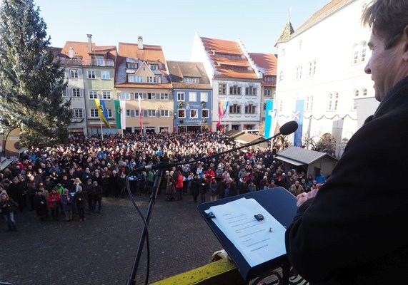 Menschen auf dem Marktplatz, Oberbürgermeister spricht