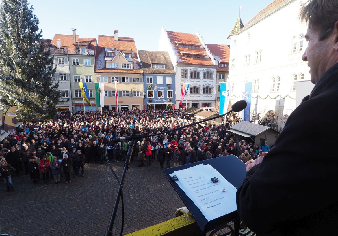Menschen auf dem Marktplatz, Oberbürgermeister spricht
