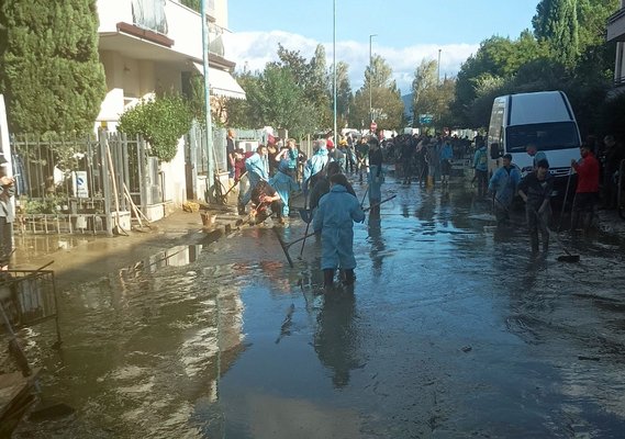 Menschen auf der Straße im Wasser