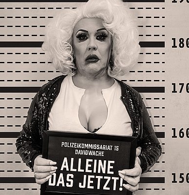 Ein Person, die aussieht wie bei einem Verbrecherfoto