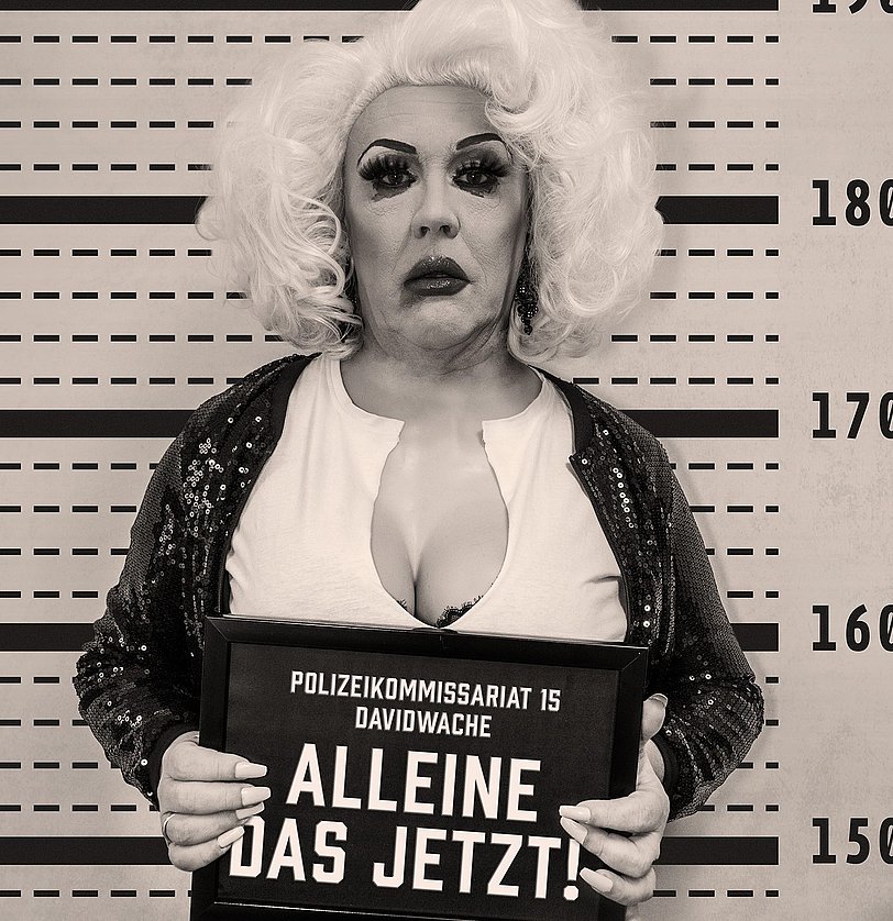 Ein Person, die aussieht wie bei einem Verbrecherfoto