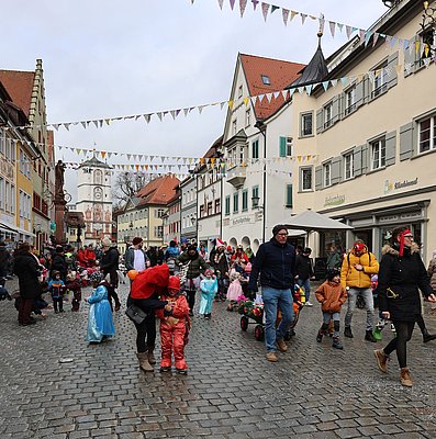 Viele Mäschkerle auf der Straße und am Umzugrand