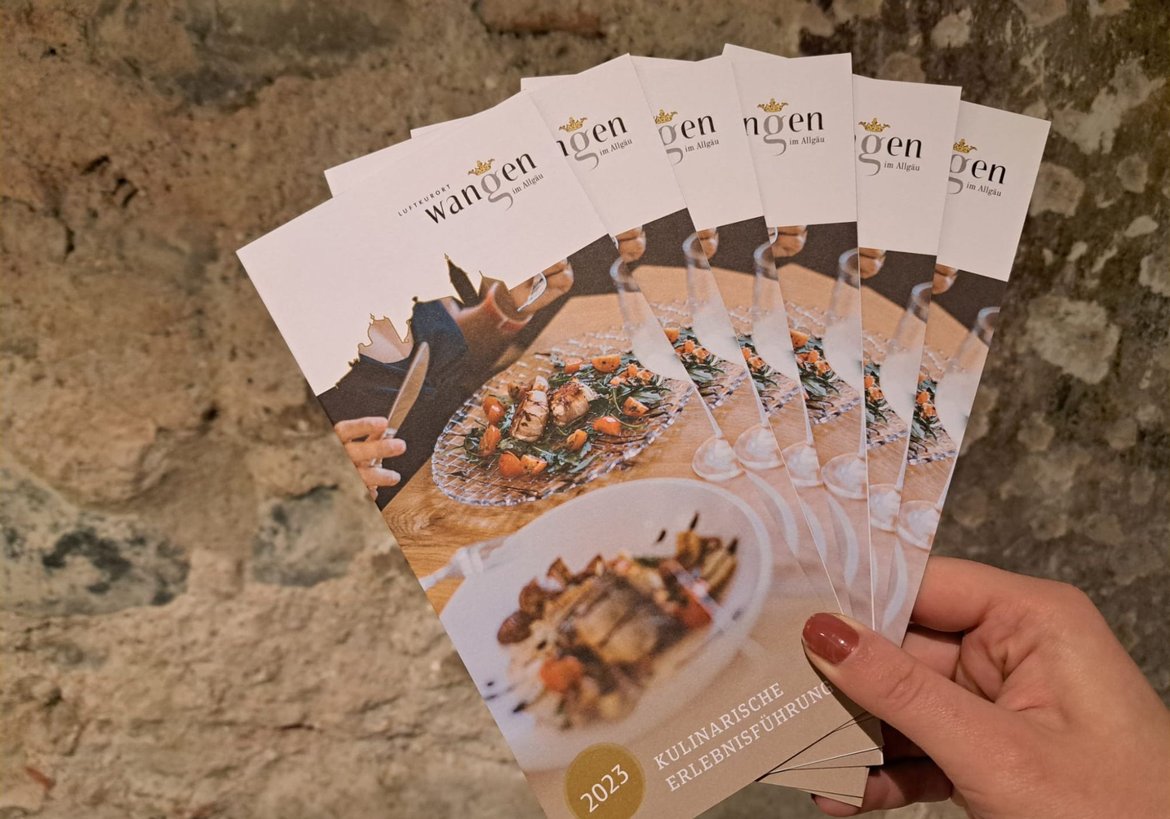 In einer Hand aufgefächerte Flyer