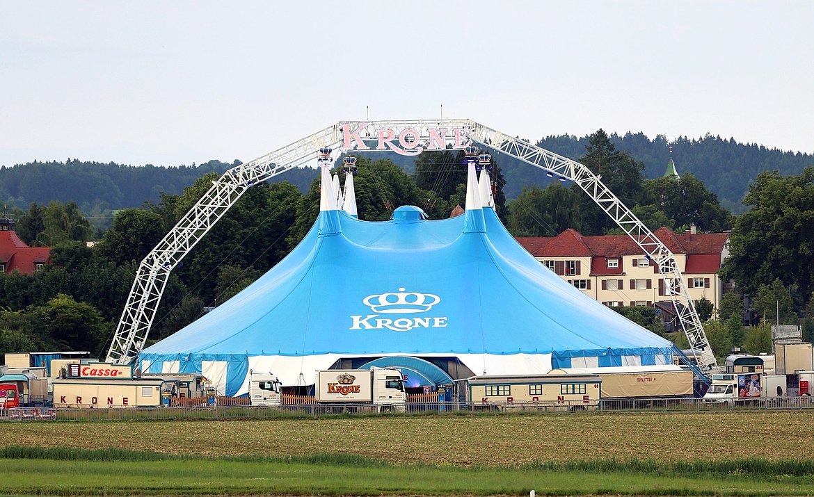 Zirkuszelt vor der Stadt