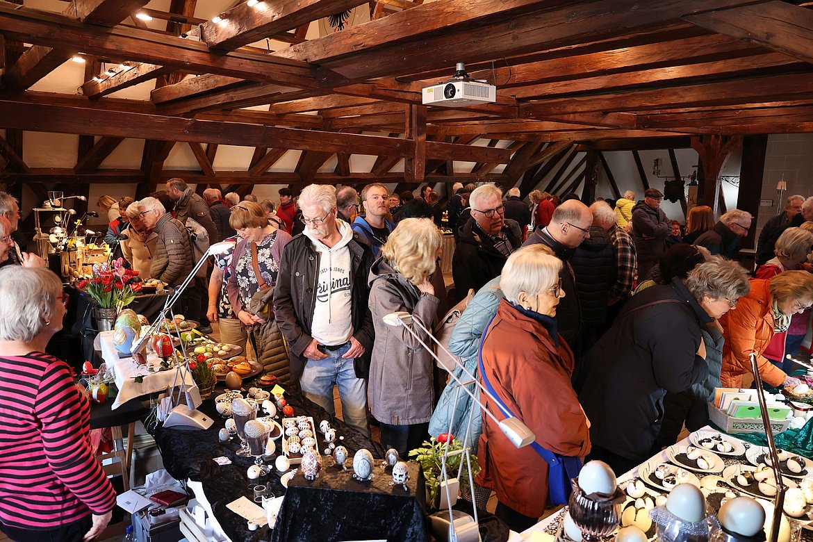 Viele Menschen im Großen Sitzungssaal im Rathaus