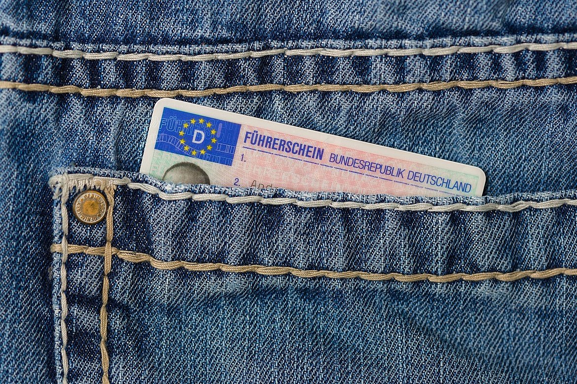 Symbolbild: Ein Führerschein schaut leicht aus einer Hosentasche