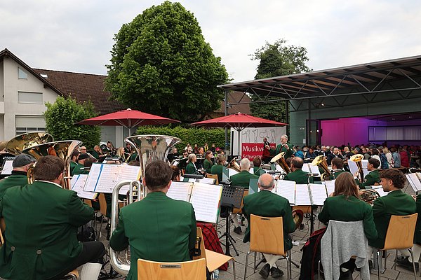 Eine Musikkapelle spielt