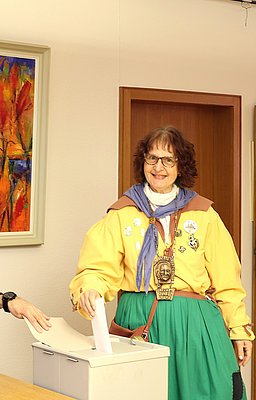 Konny Keller im Häs bei der Stimmabgabe