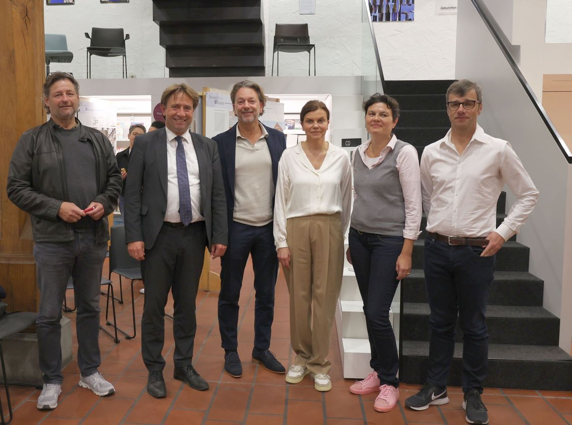 OB Michael Lang und zwei Architektinnen und drei Architekten. 