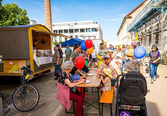 Menschen genießen ihr Essen in der ERBA