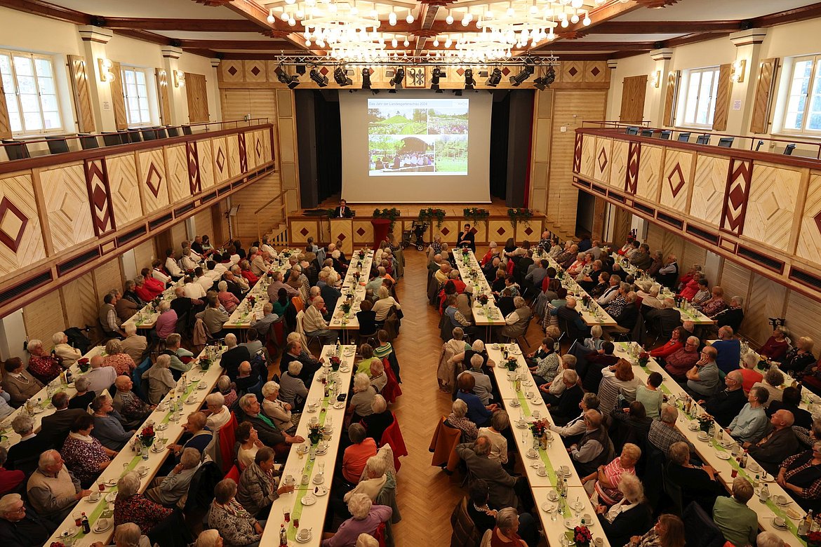 Blick in die volle Stadthalle 