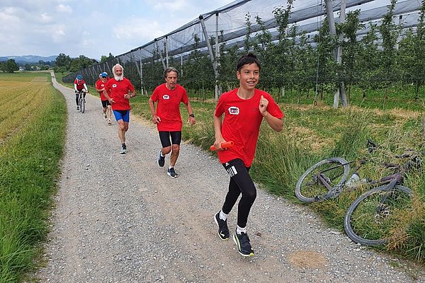 Fünf Läufer auf dem Weg nach Wil
