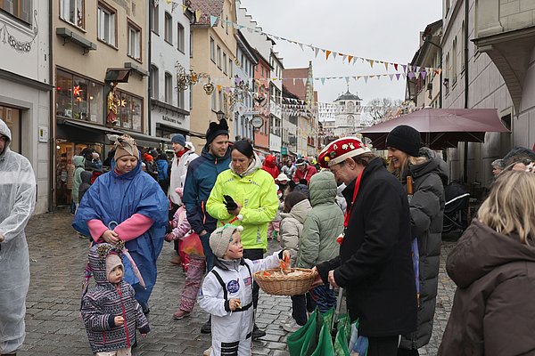 OB Lang verteilt Süßigkeiten am Rand des Umzugs.