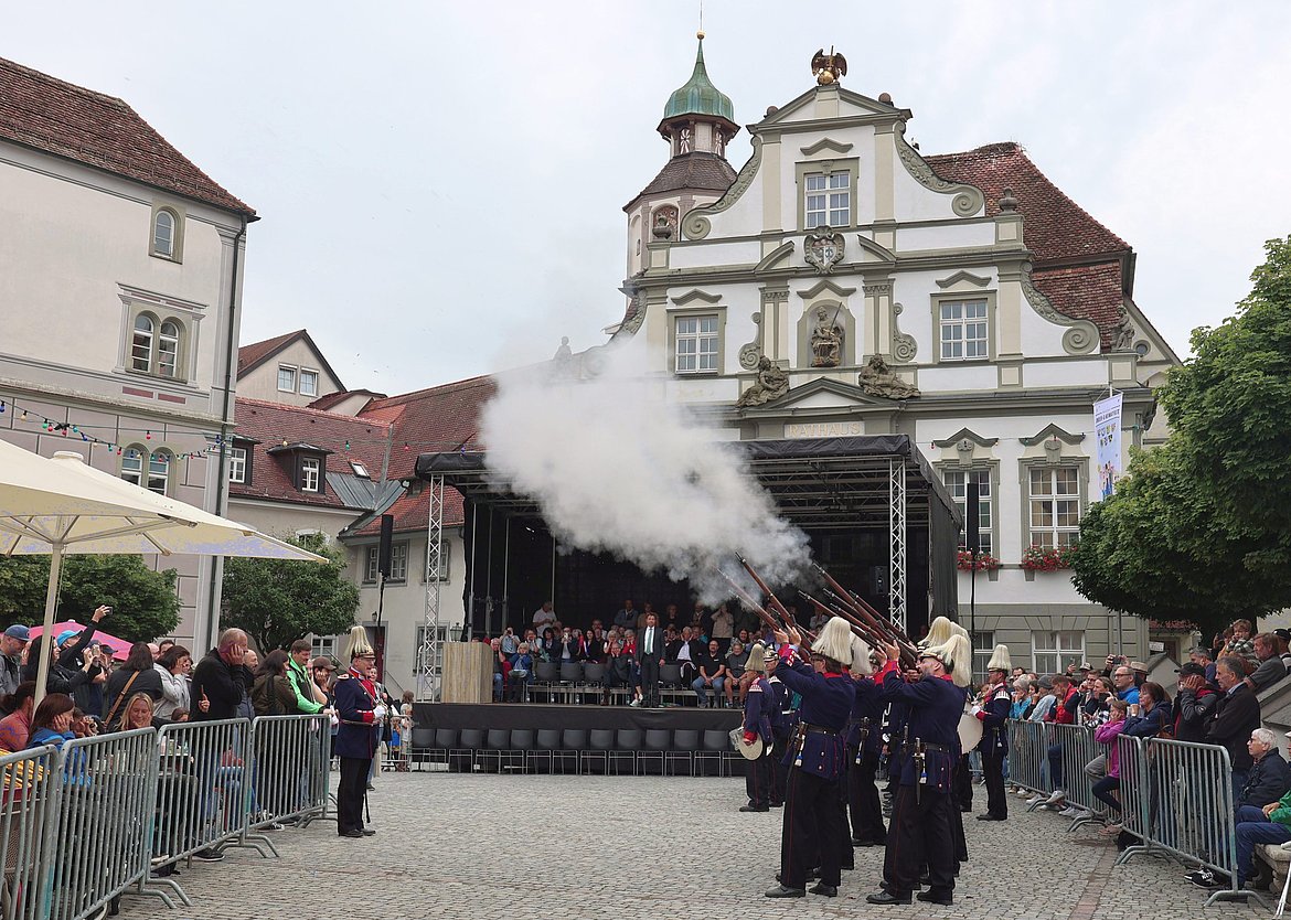 Bürgerwehr Niederwangen mit rauchenden Gewehren.