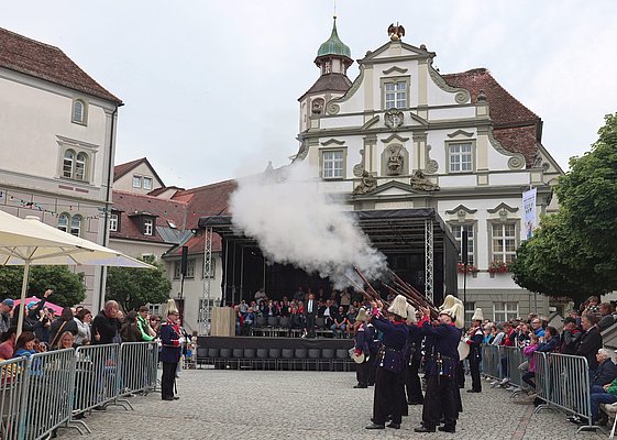 Bürgerwehr Niederwangen mit rauchenden Gewehren.