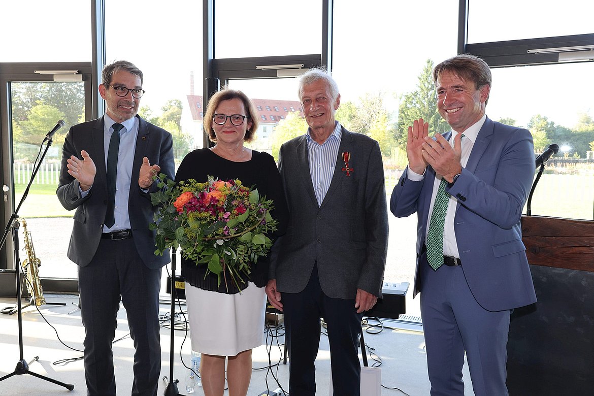 vier Personen nebeneinander