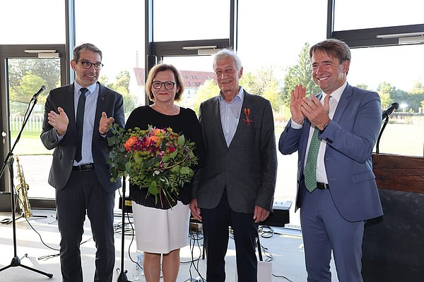 vier Personen nebeneinander