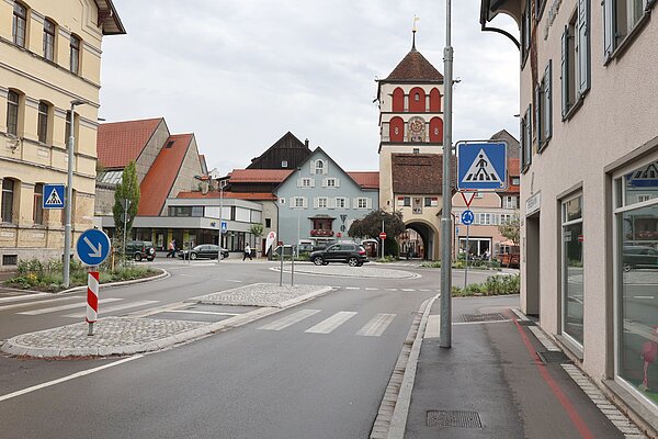 Blick auf den Kreisverkehr vor dem Martinstor