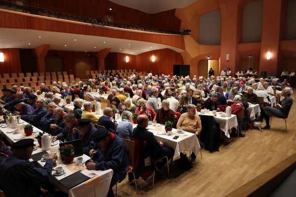 Blick über die vollbesetzten Tische im Saal