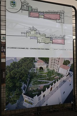 Ein Schild mit einem Plan von einem neuen Kino.