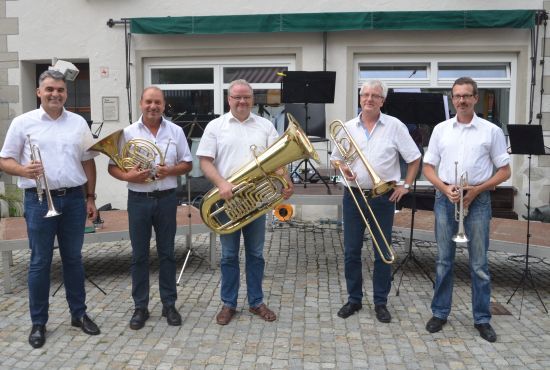 Fünf Musiker mit ihren Blasinstrumenten